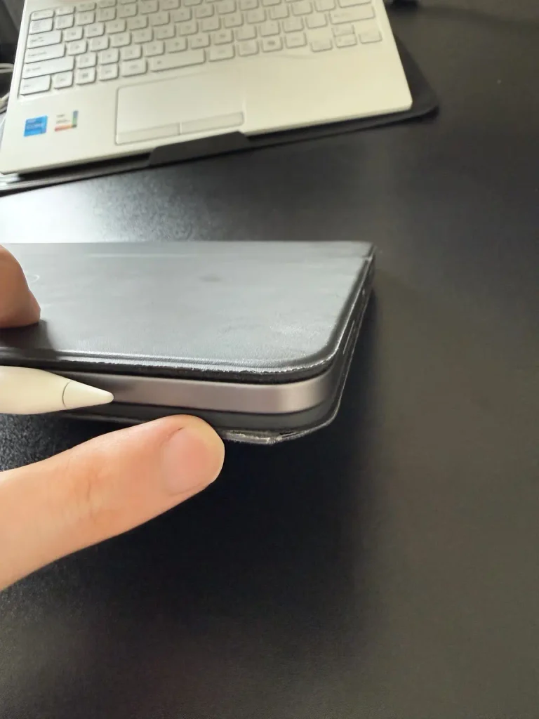 中古Magic Keyboardの側面に見られるスレ