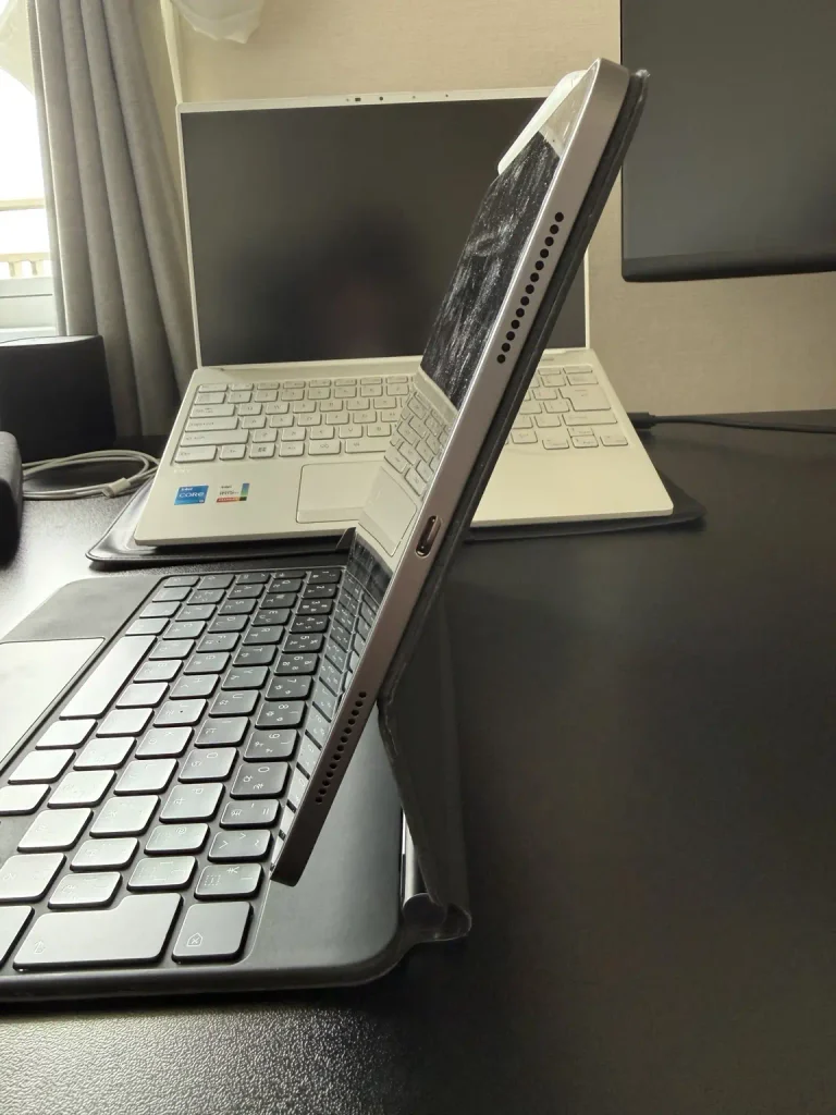 Magic Keyboardのヒンジを横から見た状態
