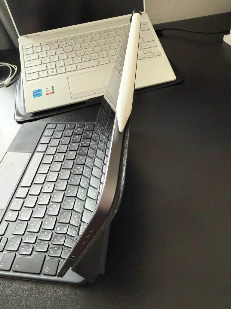 Apple Pencilを装着したiPad ProとMagic Keyboardの側面