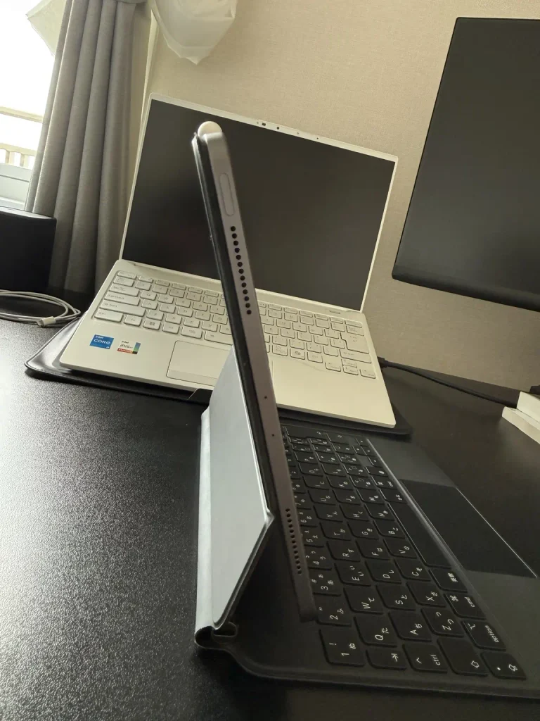 Magic Keyboardのヒンジ背面